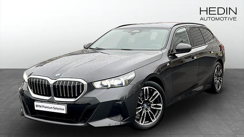 Grå (grey) Begagnad 2025 BMW 530e M Sport Kombi | 634 700 kr (Bra pris) - Bild 1/4