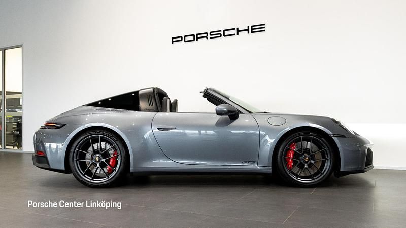 Begagnad Porsche 911 486 HK (357 kW) 2025 Flerfärgad Cab