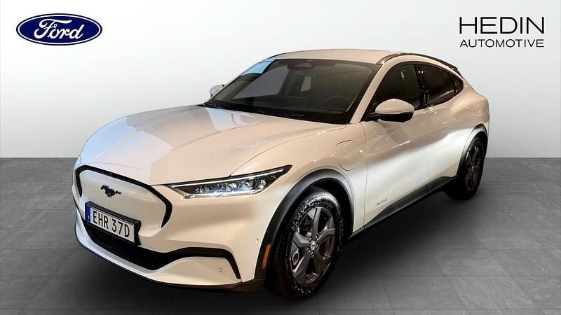 Vit (white) Begagnad 2022 Ford Mustang Mach-E Standard Range SUV | 384 900 kr (Marknadspris) - Bild 1/4