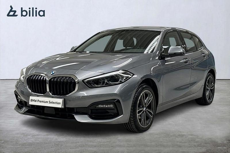 Grå Begagnad 2022 BMW 118 Sport Line Halvkombi | 234 900 kr (Marknadspris) - Bild 1/4