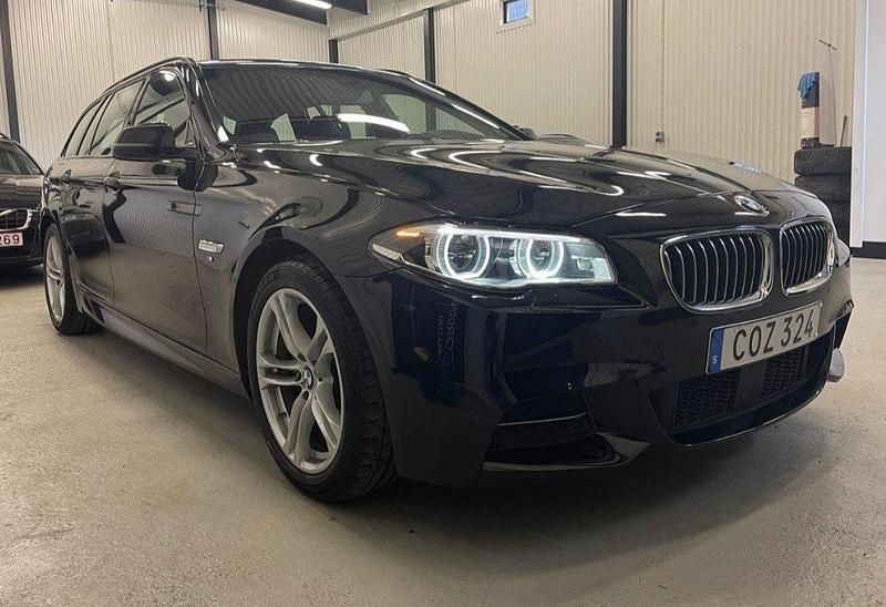 Svart Begagnad 2017 BMW 520 M Sport Kombi | 236 000 kr (Lite dyr) - Bild 1/4