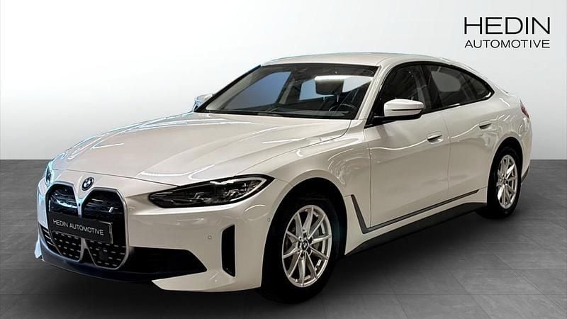 Vit (white) Begagnad 2023 BMW i4 Shadowline Sedan | 438 700 kr (Bra pris) - Bild 1/4