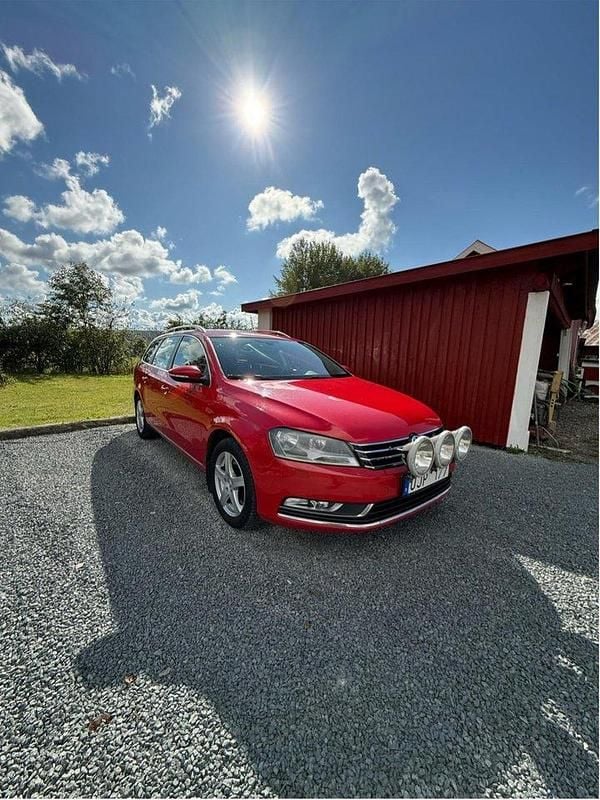 Röd Begagnad 2013 VW Passat Kombi | 70 000 kr (Marknadspris) - Bild 1/4
