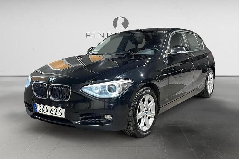 Svart Begagnad 2014 BMW 118 Halvkombi | 109 900 kr (Bra pris) - Bild 1/3