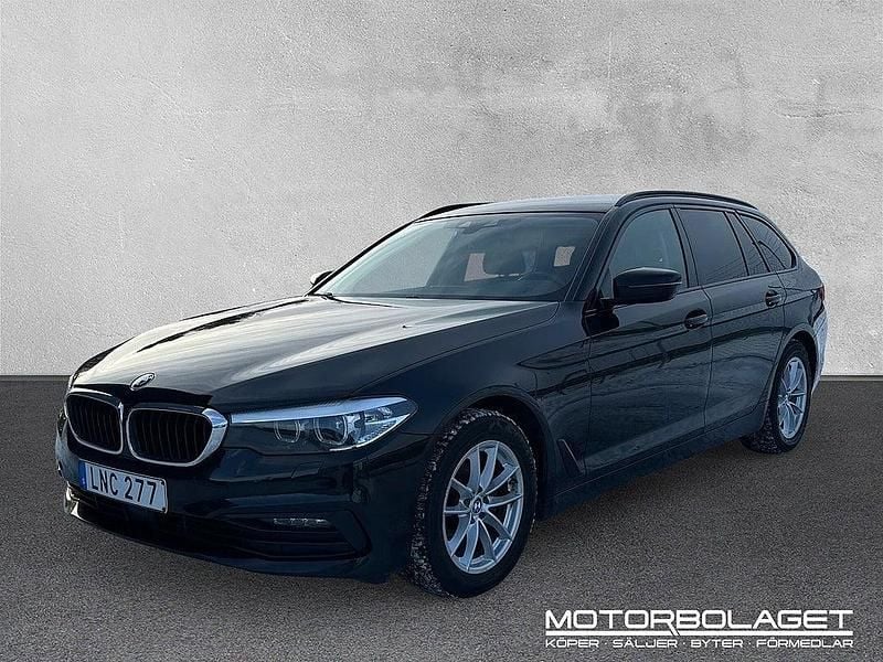 Svart Begagnad 2018 BMW 520 Sport Line Kombi | 209 900 kr (Bra pris) - Bild 1/4
