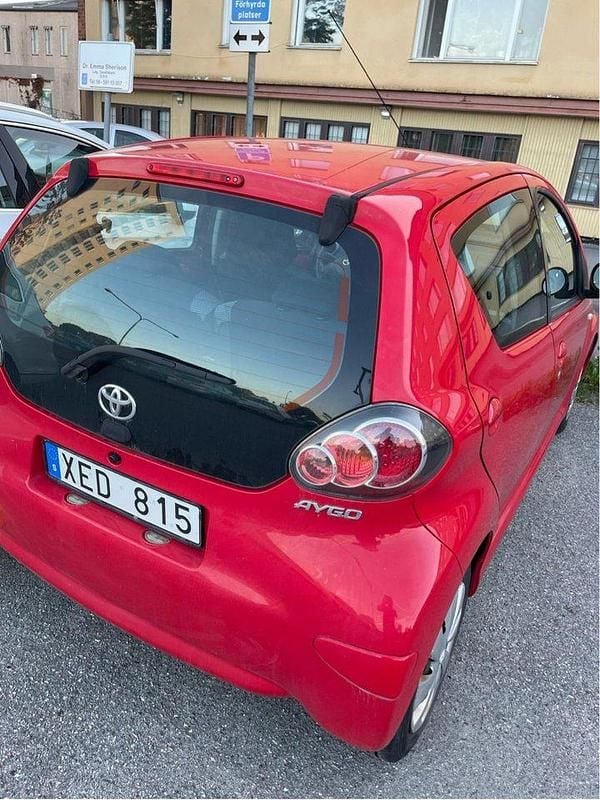 Röd Begagnad 2013 Toyota Aygo Halvkombi | 55 000 kr (Marknadspris) - Bild 1/4