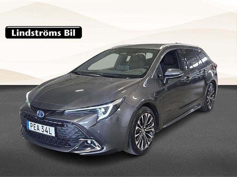 Mörkgrå (grå) Begagnad 2025 Toyota Corolla Style Kombi | 339 900 kr (Marknadspris) - Bild 1/3