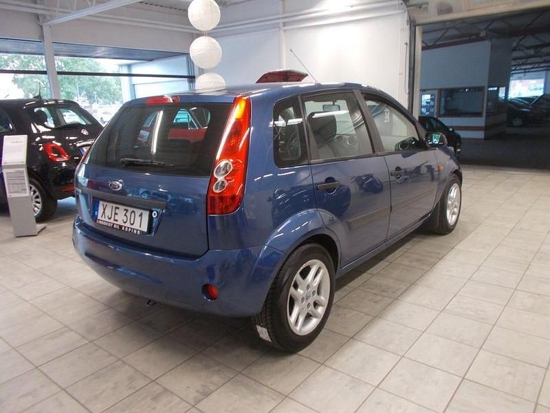 Begagnad Ford Fiesta 81 HK (59 kW) 2006 Blå (jeans blue met) Halvkombi