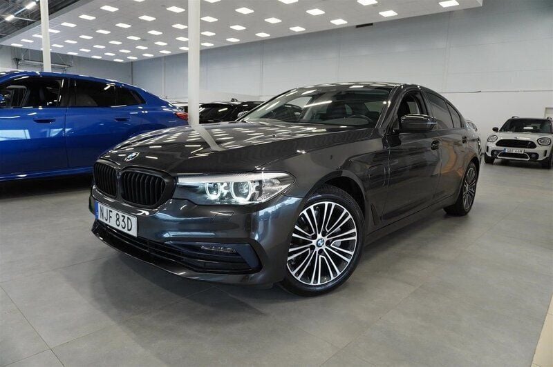 Grå Begagnad 2019 BMW 530e iPerformance Sedan | 329 900 kr (Marknadspris) - Bild 1/4