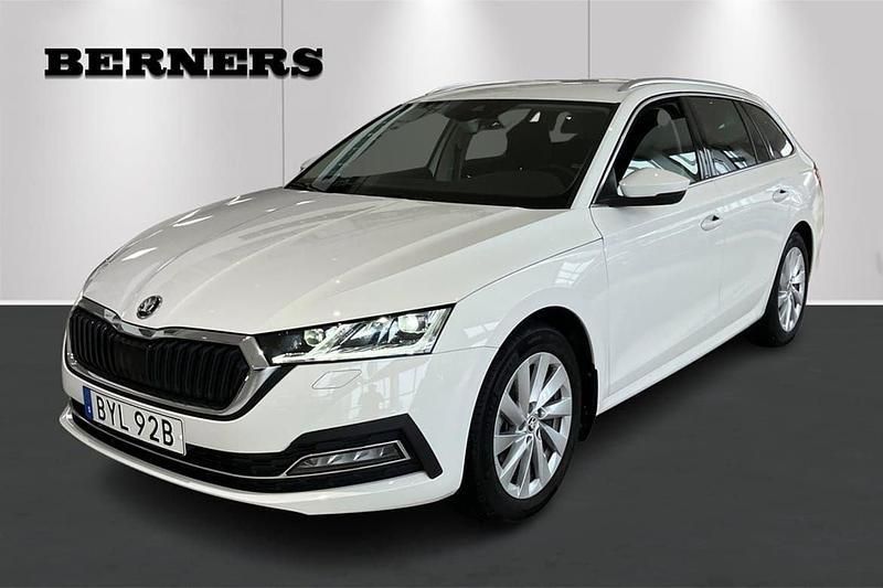 Vit Begagnad 2024 Skoda Octavia Kombi | 329 900 kr (Lite dyr) - Bild 1/4
