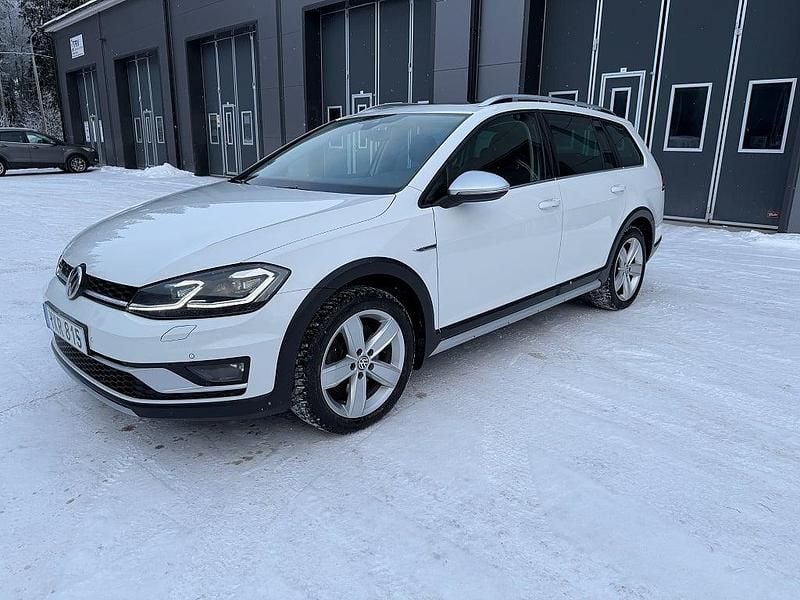 Vit Begagnad 2017 VW Golf Alltrack Kombi | 159 900 kr (Marknadspris) - Bild 1/4
