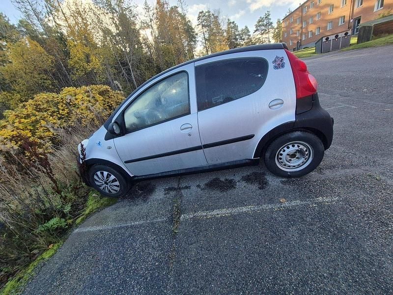 Grå Begagnad 2008 Peugeot 107 Halvkombi | 12 000 kr - Bild 1/4