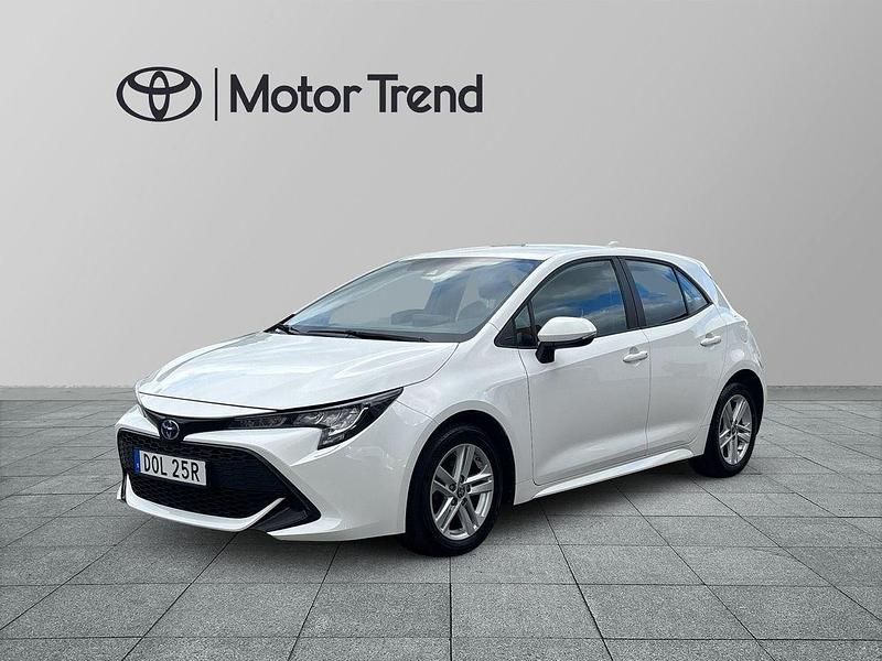 Vit Begagnad 2022 Toyota Corolla Hybrid Active Halvkombi | 229 000 kr (Marknadspris) - Bild 1/3