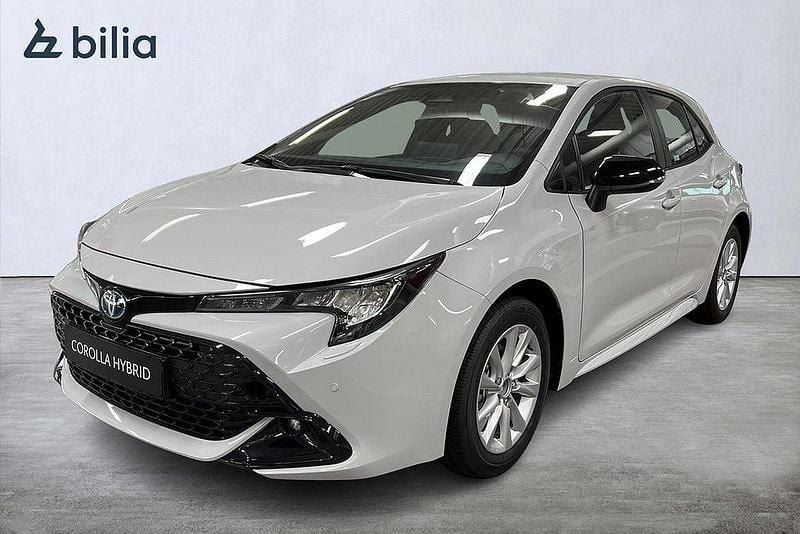 Ny 2025 Toyota Corolla Active Halvkombi | 347 500 kr (Dyr) - Bild 1/4