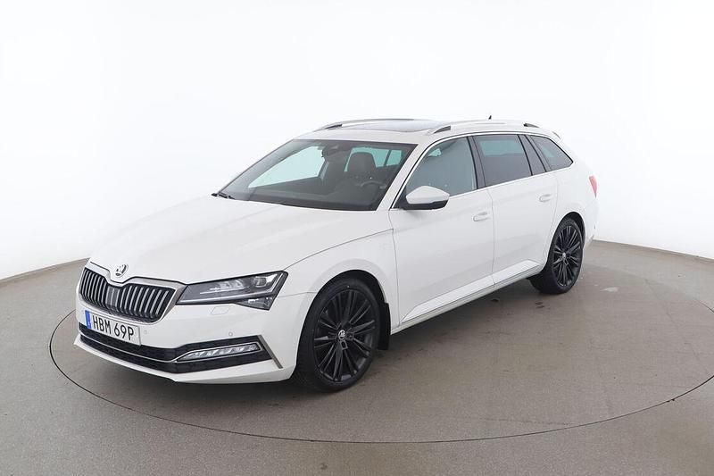 Vit Begagnad 2021 Skoda Superb Business Line Kombi | 305 000 kr (Marknadspris) - Bild 1/4