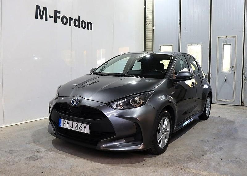 Mörkgrå Begagnad 2021 Toyota Yaris Hybrid Active Halvkombi | 174 700 kr (Marknadspris) - Bild 1/4
