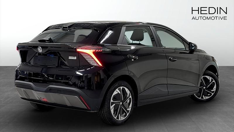 Begagnad MG MG4 EV 125 kW (170 HK) 2024 Svart Halvkombi