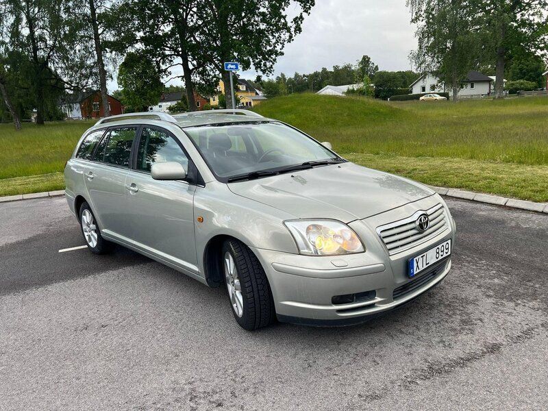 Grön Begagnad 2006 Toyota Avensis Kombi | 35 000 kr (Marknadspris) - Bild 1/4