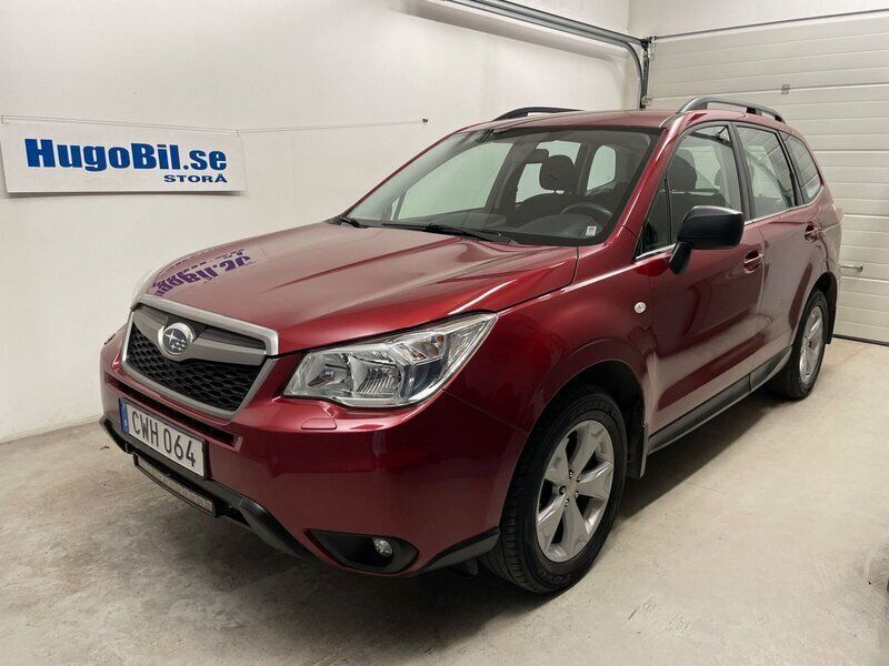 Ljusröd Begagnad 2015 Subaru Forester SUV | 169 500 kr (Marknadspris) - Bild 1/4