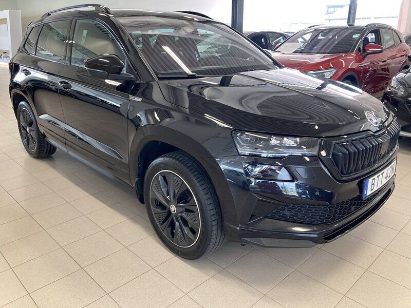 Svart (black magic pärleffekt me) Begagnad 2022 Skoda Karoq SportLine SUV | 289 900 kr (Marknadspris) - Bild 1/4