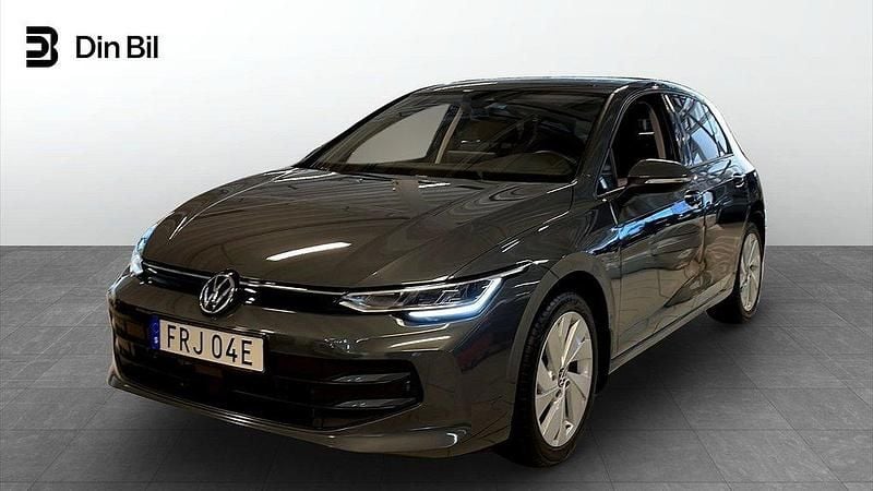 Mörkgrå (dolphin grey metallic) Begagnad 2024 VW Golf VIII Kombi | 299 900 kr (Marknadspris) - Bild 1/4