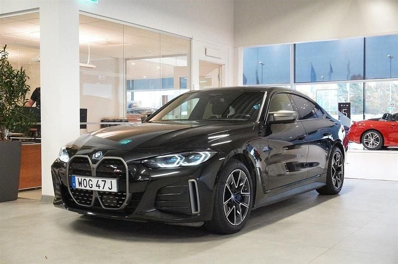 Svart Begagnad 2023 BMW i4 Shadowline Sedan | 519 800 kr (Marknadspris) - Bild 1/4