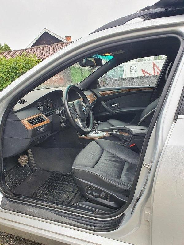 Grå Begagnad 2009 BMW 530 Kombi | 70 000 kr (Bra pris) - Bild 1/4