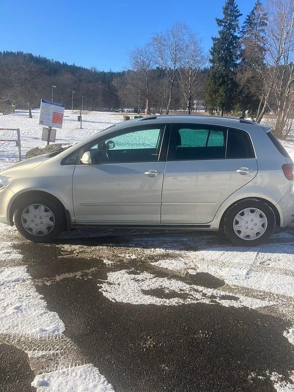 Begagnad VW Golf Plus Cross 105 HK (77 kW) 2011 Minibuss