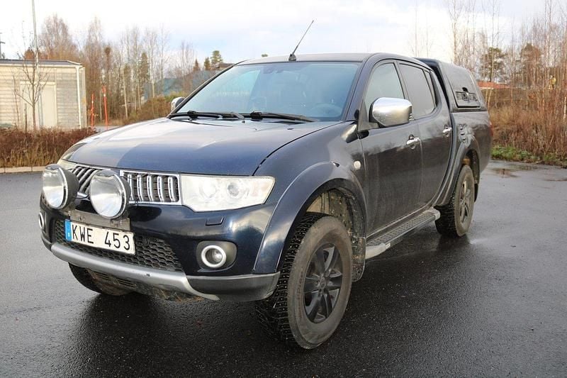 Mörkblå (blå) Begagnad 2010 Mitsubishi L200 Pickup | 49 000 kr - Bild 1/4