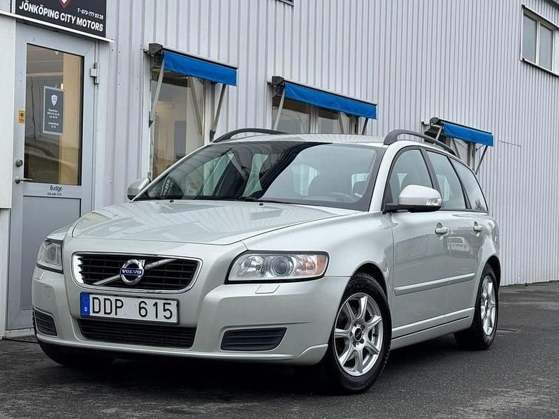 Vit Begagnad 2010 Volvo V50 Kinetic Kombi | 49 900 kr (Marknadspris) - Bild 1/4