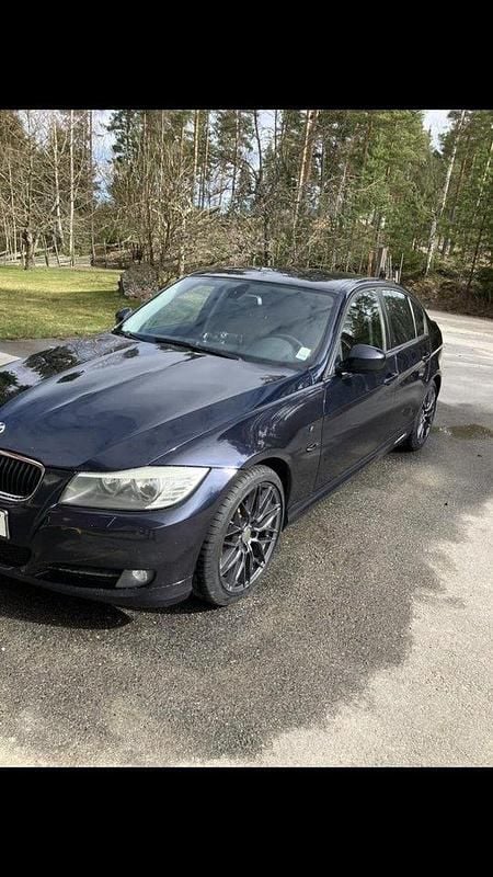 Blå Begagnad 2009 BMW 320 Comfort Edition Sedan | 65 000 kr (Marknadspris) - Bild 1/4