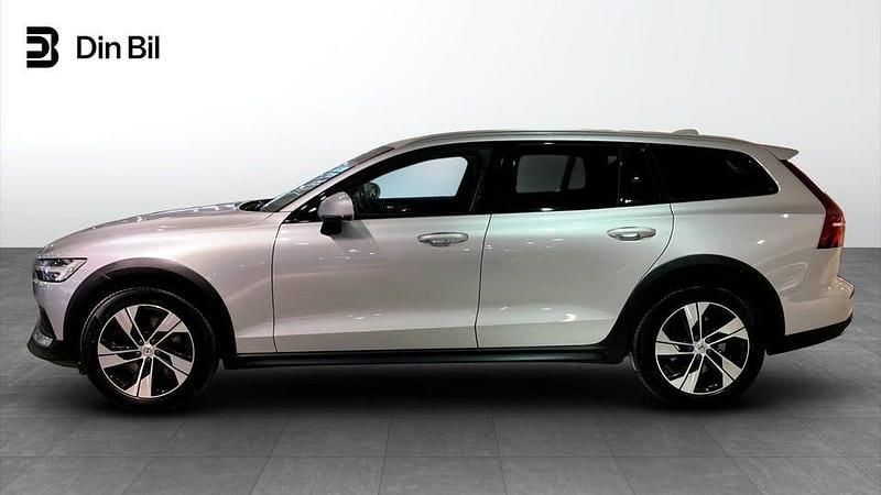 Begagnad Volvo V60 CC Momentum 197 HK (144 kW) 2021 Silver Kombi