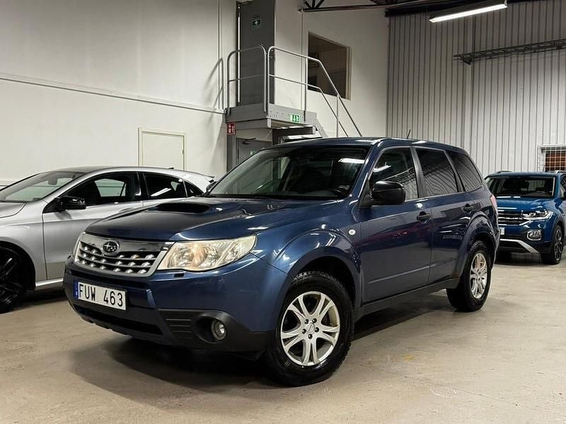 Mörkblå Begagnad 2012 Subaru Forester SUV | 54 900 kr (Marknadspris) - Bild 1/4