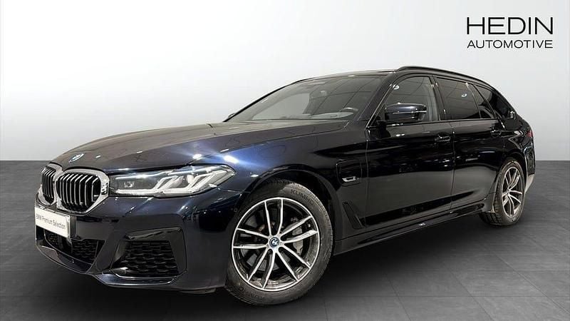 Svart Begagnad 2022 BMW 530 M Sport Kombi | 364 700 kr - Bild 1/4