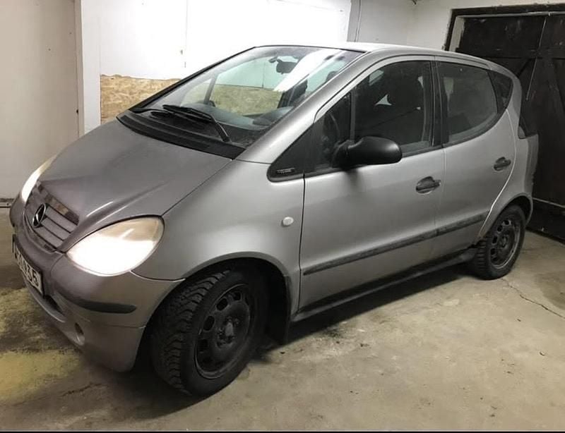 Grå Begagnad 2000 Mercedes A140 Halvkombi | 7 000 kr (Marknadspris) - Bild 1/4