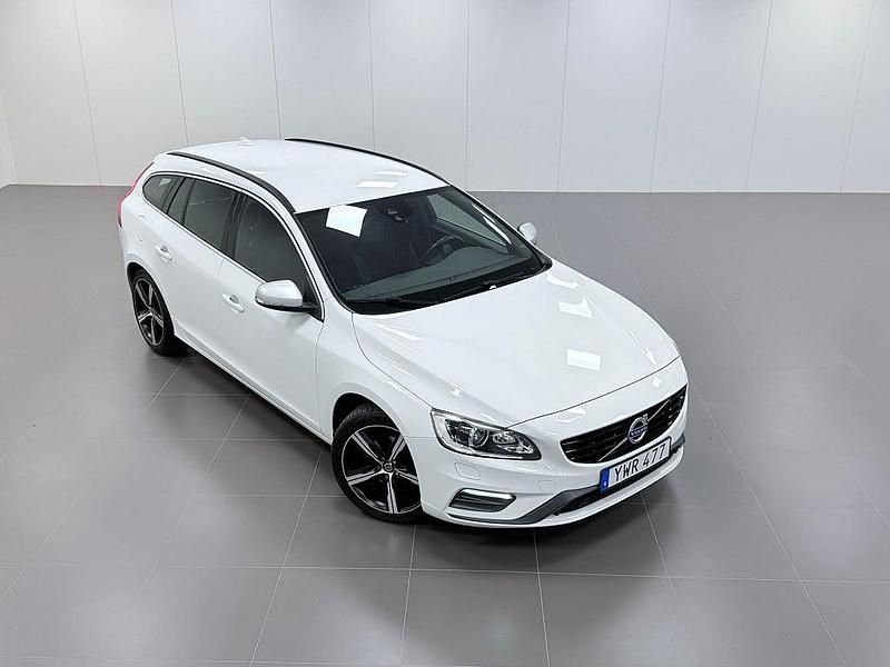 Vit Begagnad 2017 Volvo V60 R-Design Kombi | 189 900 kr (Bra pris) - Bild 1/4