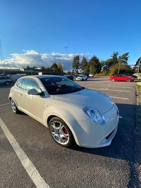 Vit Begagnad 2010 Alfa Romeo MiTo Distinctive Halvkombi | 45 000 kr - Bild 1/4