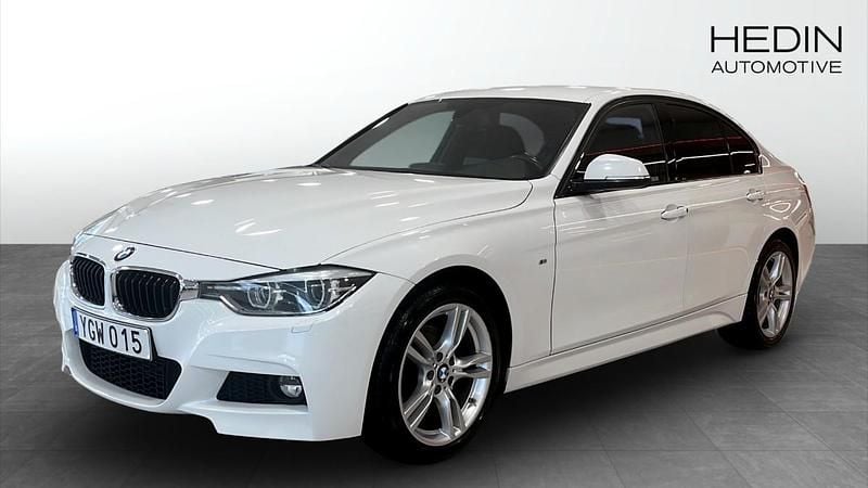 Vit (white) Begagnad 2016 BMW 320 M Sport Sedan | 169 900 kr (Marknadspris) - Bild 1/4