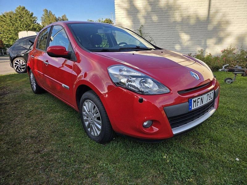 Röd Begagnad 2012 Renault Clio R.S. Halvkombi | 40 000 kr (Marknadspris) - Bild 1/4