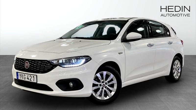 Vit (white) Begagnad 2017 Fiat Tipo Lounge Halvkombi | 109 900 kr (Marknadspris) - Bild 1/4
