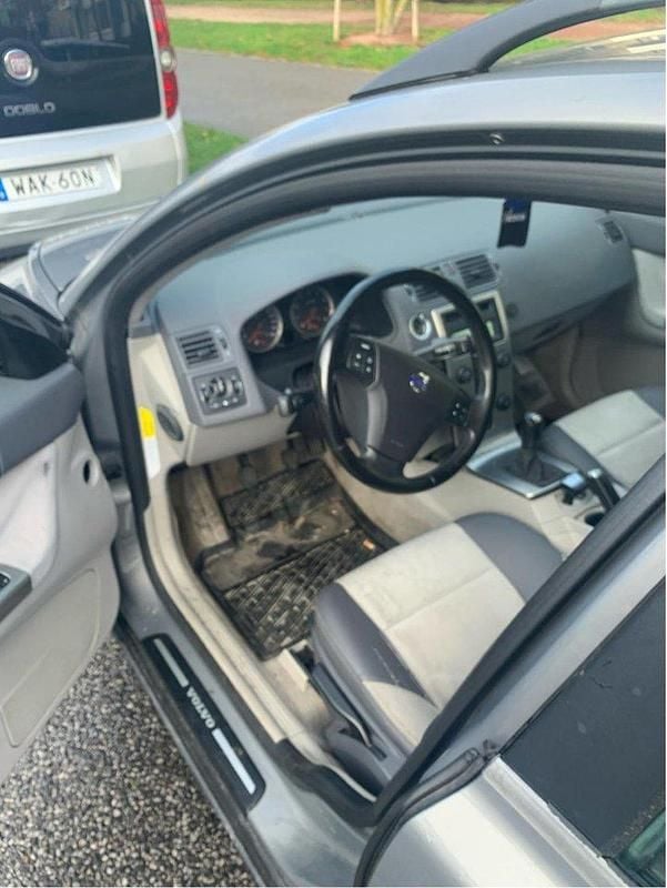 Grå Begagnad 2004 Volvo V50 Kombi | 15 000 kr (Bra pris) - Bild 1/4