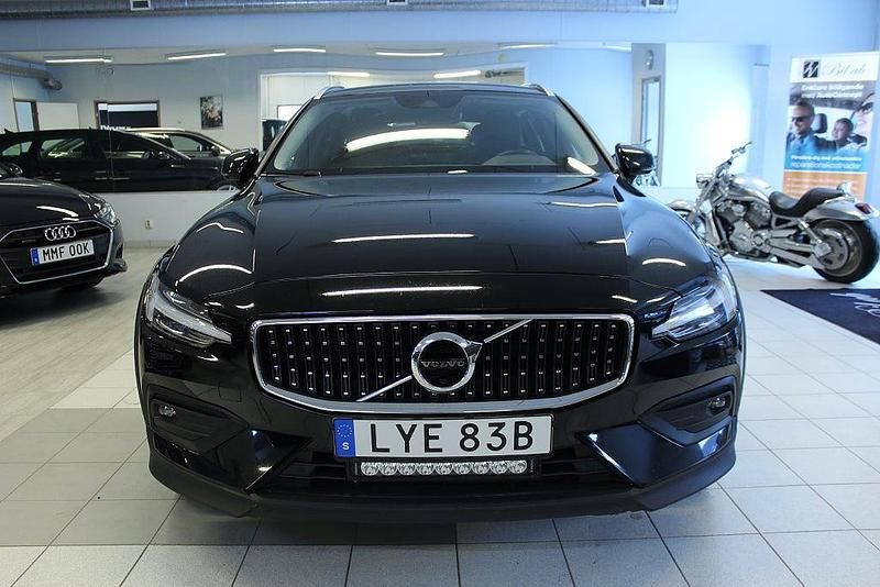 Begagnad Volvo V60 CC 197 HK (144 kW) 2021 Svart Kombi