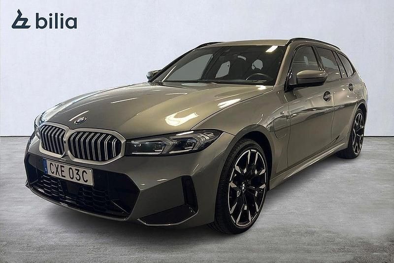 Grå Begagnad 2025 BMW 330e M Sport Kombi | 539 900 kr (Marknadspris) - Bild 1/4