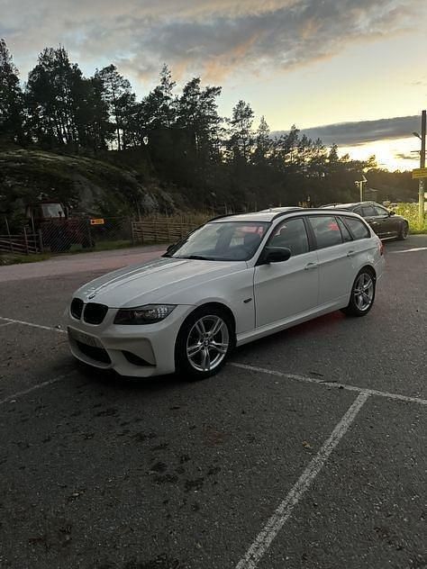 Vit Begagnad 2011 BMW 318 Kombi | 85 000 kr (Marknadspris) - Bild 1/4