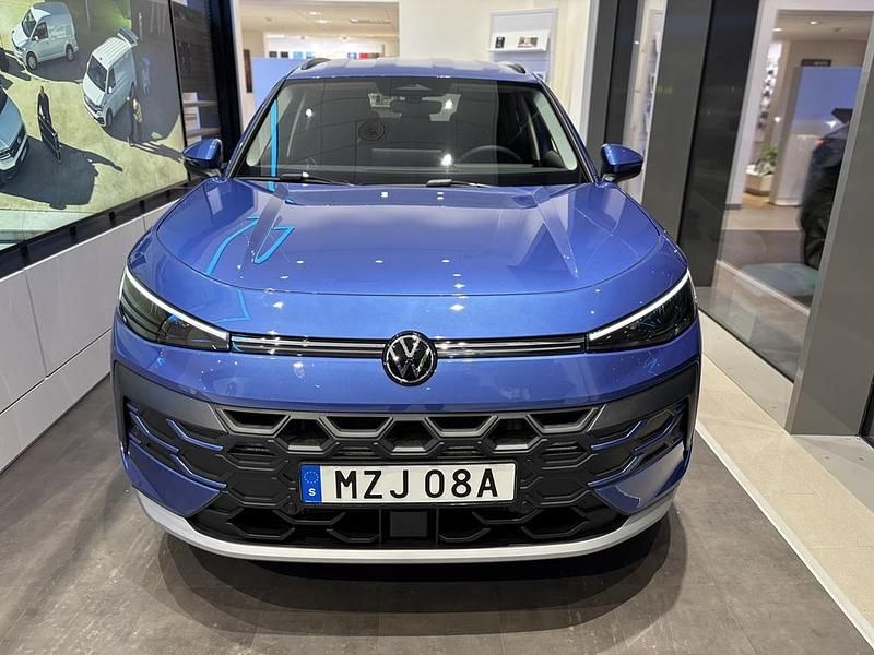 Blå Ny 2026 VW T-Roc SUV | 405 000 kr (Marknadspris) - Bild 1/4
