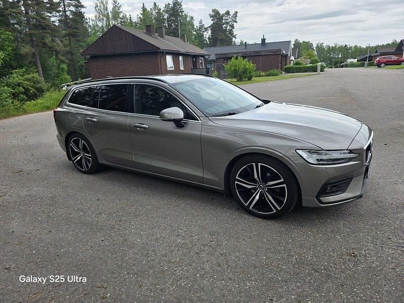 Grå Begagnad 2022 Volvo V60 Kombi | 220 000 kr (Lite dyr) - Bild 1/4
