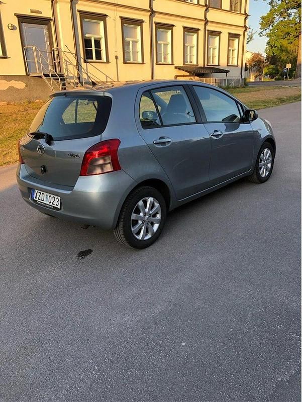 Grå Begagnad 2006 Toyota Yaris Halvkombi | 37 000 kr (Marknadspris) - Bild 1/4