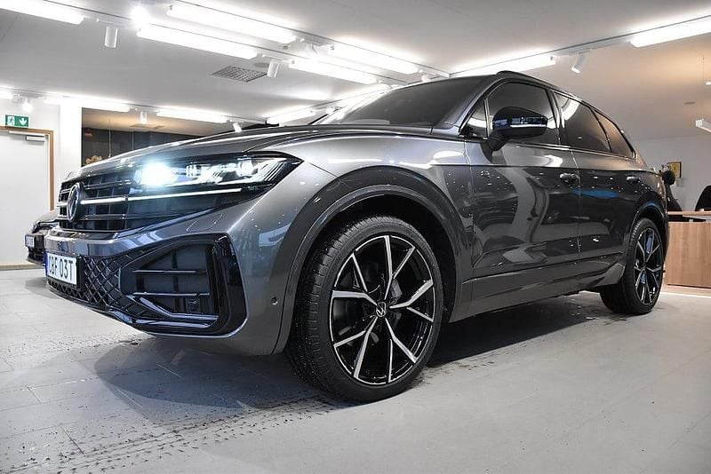 Grå Begagnad 2025 VW Touareg R-line SUV | 849 800 kr (Lite dyr) - Bild 1/4