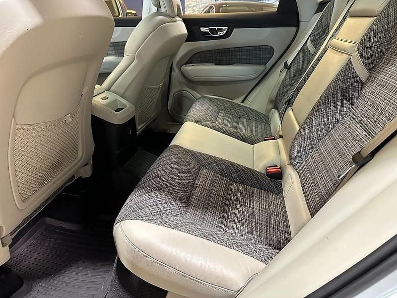 Begagnad Volvo XC60 Momentum 303 HK (222 kW) 2020 Vit SUV