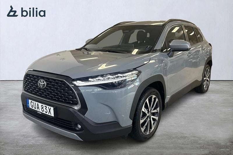 Grå Begagnad 2024 Toyota Corolla Cross Style SUV | 399 900 kr (Marknadspris) - Bild 1/3